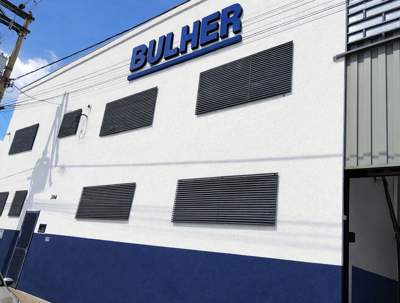 Fachada da empresa Bulher Home Protect, localizada em Ribeirão Preto – SP, especializada na fabricação de travas eletromagnéticas, suportes e protetores metálicos para sistemas de segurança residencial e comercial.